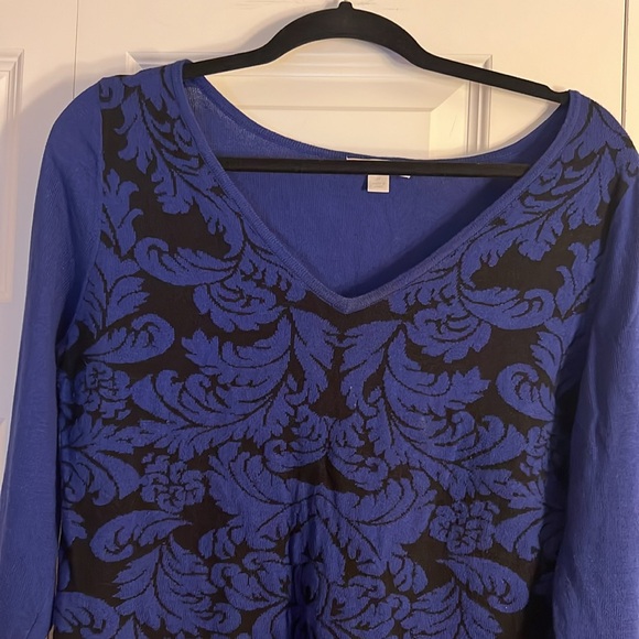 Gorgeous women's sweater. Size M. Excellent condition. Extremely flattering. - Picture 2 of 2